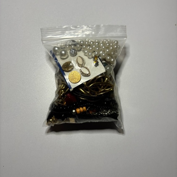 ✨ JEWELRY MYSTERY BAG – Vintage to Modern Mix | Surprise Selection ✨ - Picture 1 of 5